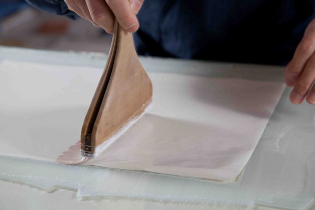 あらかじめドーサを引いて滲みを止めた紙に膠で解いた胡粉を引いて下地を作ります